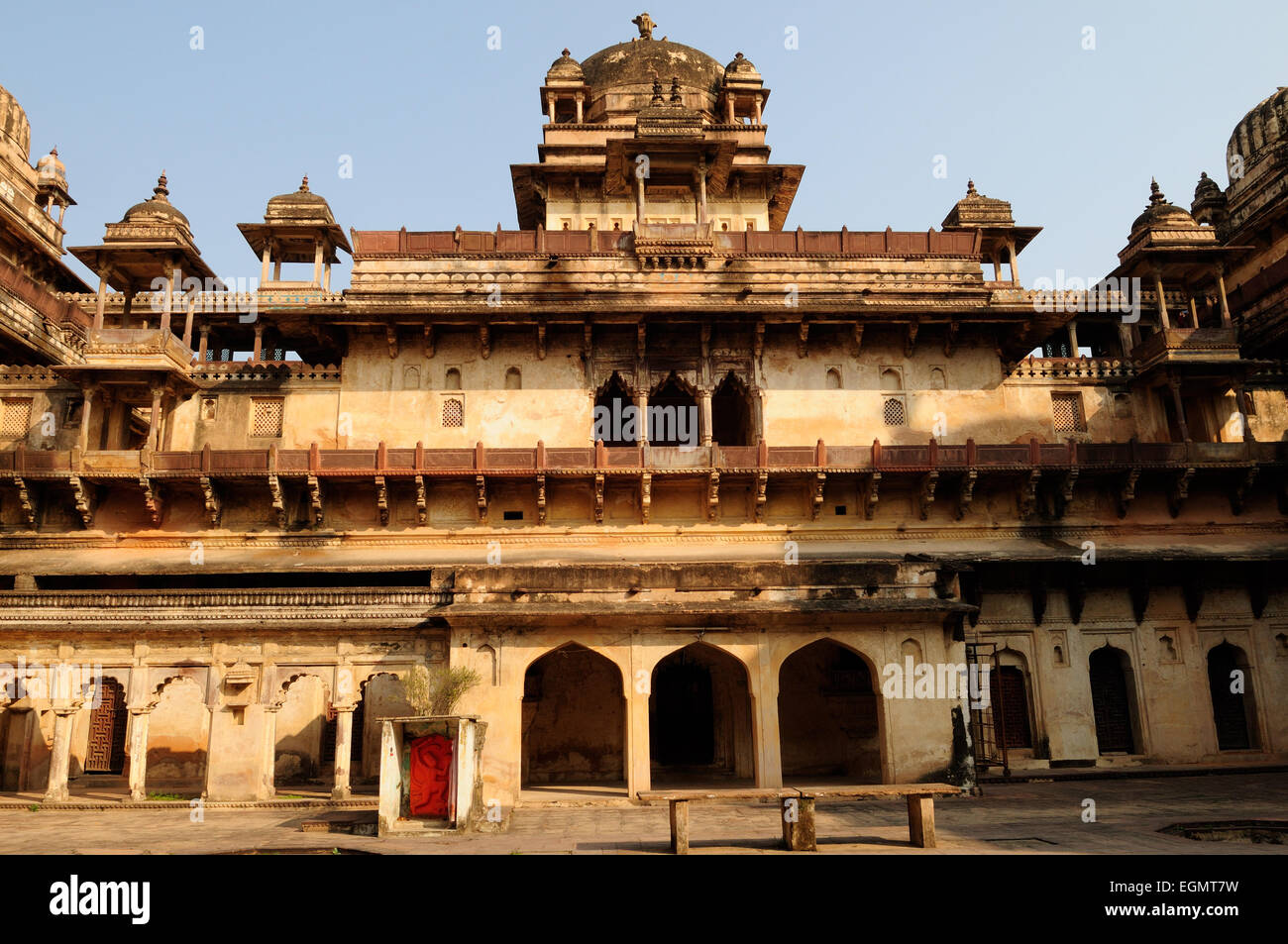 Hof des 17. Jahrhunderts Jahangir Mahal Palace Orchha Madhya Pradesh Indien Stockfoto