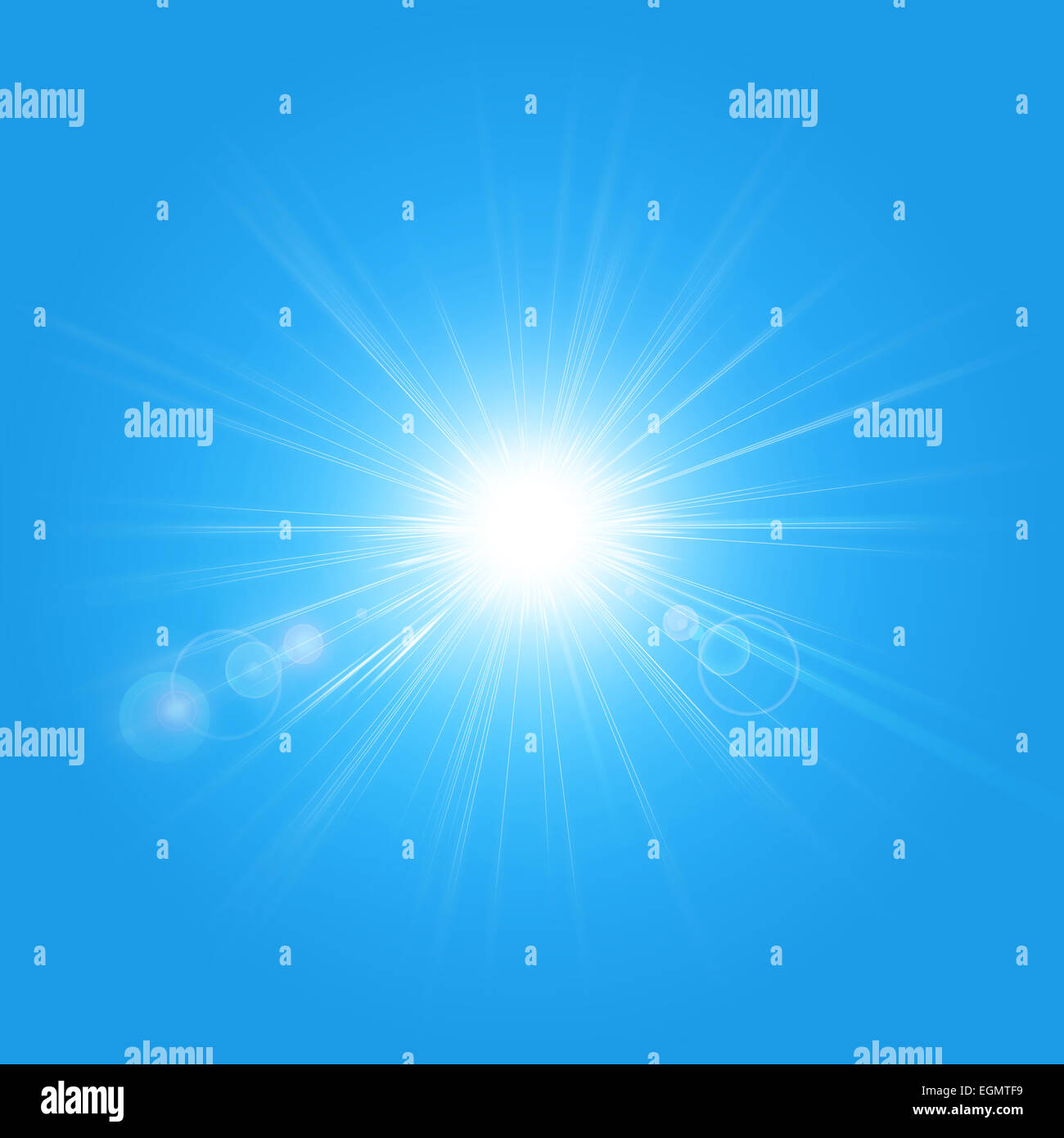 Strahlender Sonnenschein. Intensive Sonneneinstrahlung und Sonnenstrahlen in einem klaren blauen Himmel Stockfoto Strahlender Sonnenschein. Intensive Sonneneinstrahlung und Sonnenstrahlen in einem klaren blauen Himmel Stockfoto