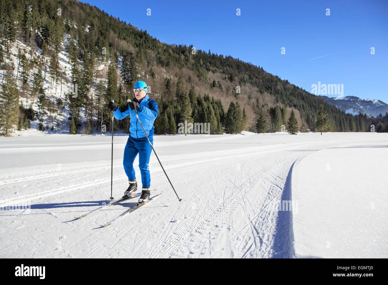Ein Mann-Langlaufen auf der Spur in Bayern Stockfoto