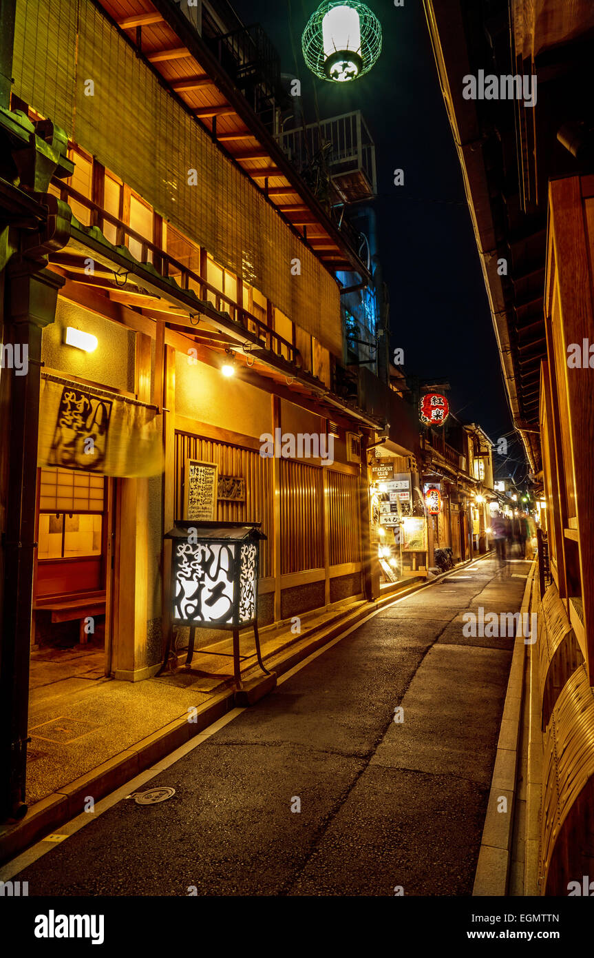 Nachtansicht von Pontocho, einer alten engen Gasse mit traditionellen Bars und Restaurants in Kyoto, Japan. Keine Personen Stockfoto