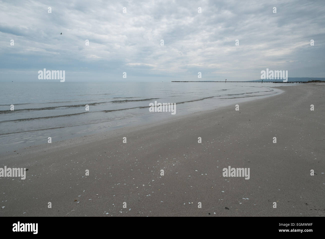 Leere düsteren Strand an einem bewölkten Tag. Stockfoto