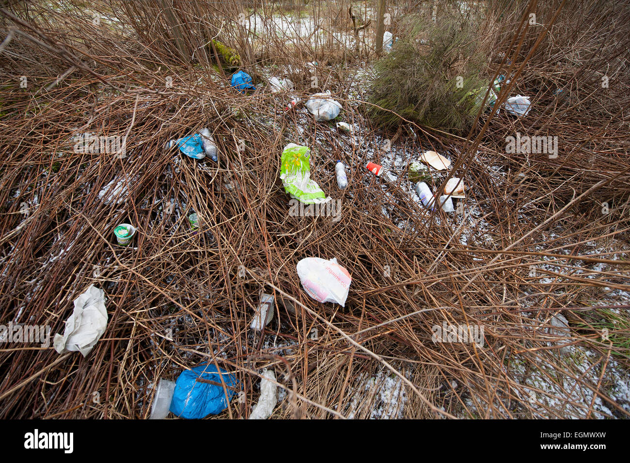 Ausrangierte Parkstreifen am Straßenrand Wurf auf die A95 Trunk Road, soviel zu halten Schottland schöne Kampagne.   SCO 9592. Stockfoto