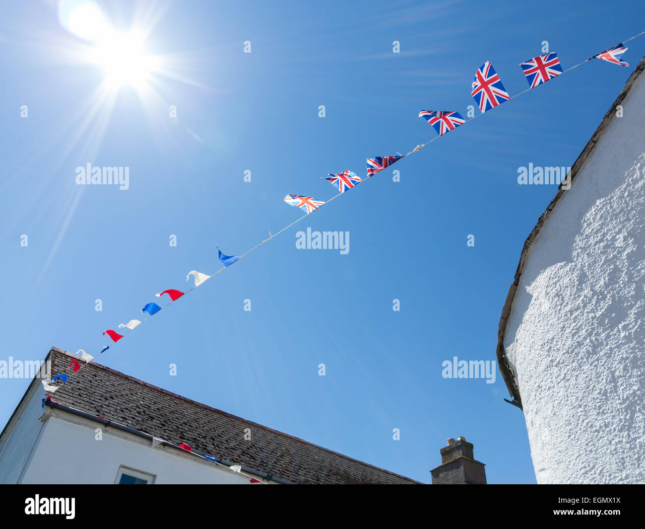 Girlanden und Fahnen an heißen Sommertag, blauer Himmel, East Prawle Stockfoto