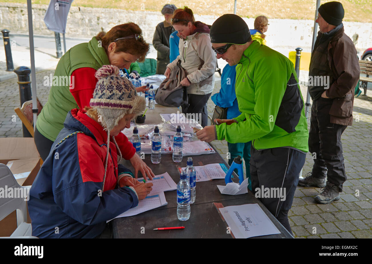 Charity Walkers melden sich vor dem ersten Hafenrennen in Castletown, Isle of man Stockfoto