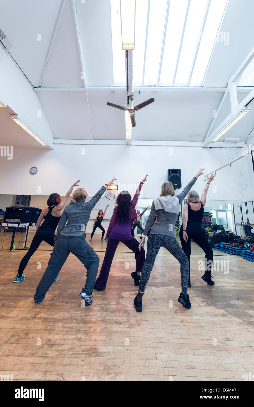 ältere Damen / Frauen, genießen eine Fitness-Salsa-Tanz-Gruppe Übung zur Vorlesung in einem hellen und luftigen Fitnessstudio Stockfoto