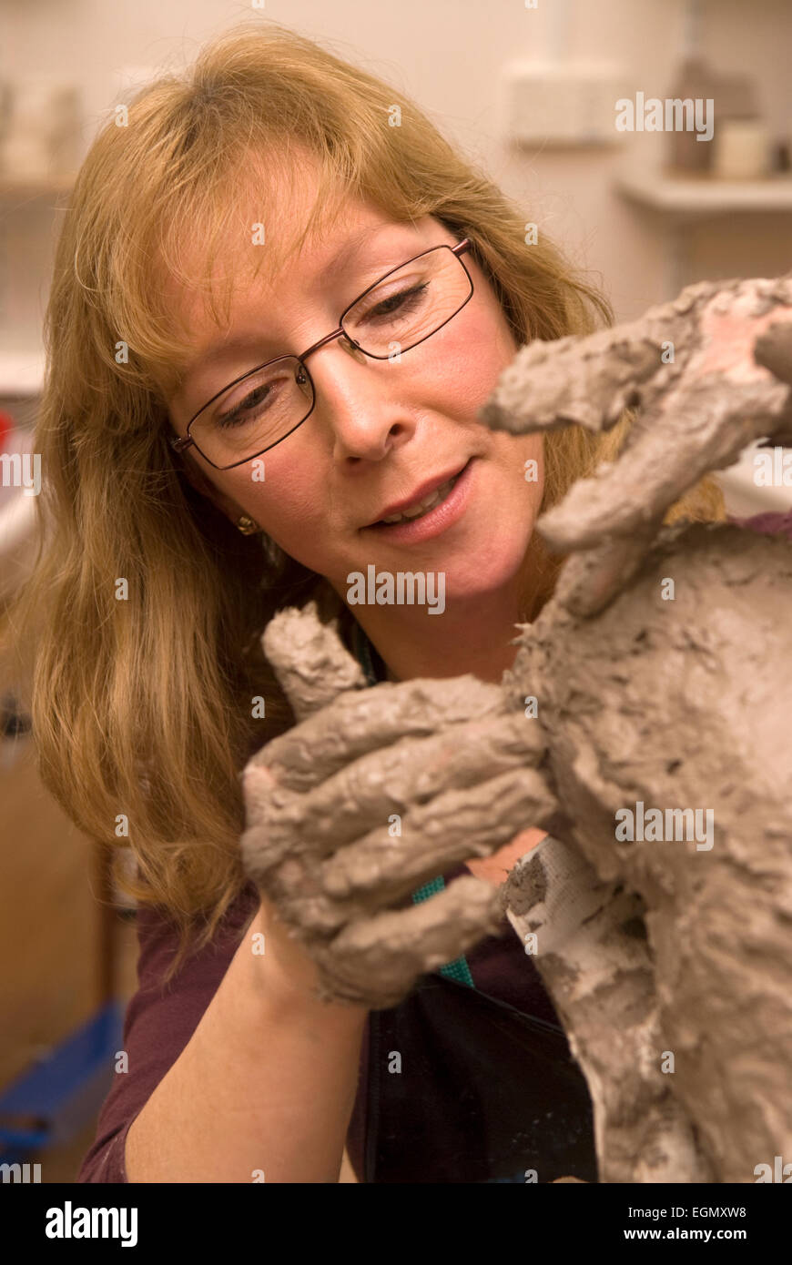 Skulptur Tutor bei der Arbeit an einem Erwachsenen Lernzentrum an Arbeit, Farnham, Surrey, UK. Stockfoto