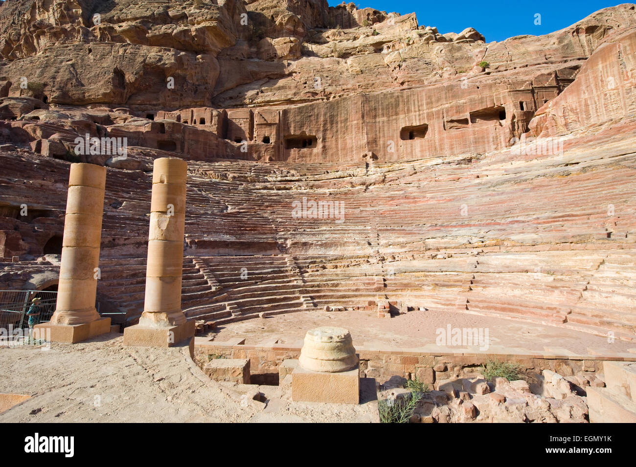 PETRA, Jordanien - 12OCTOBER, 2014: das Theater in Petra in Jordanien ist das einzige Auditorium in der Welt, die in den Fels gehauen Stockfoto