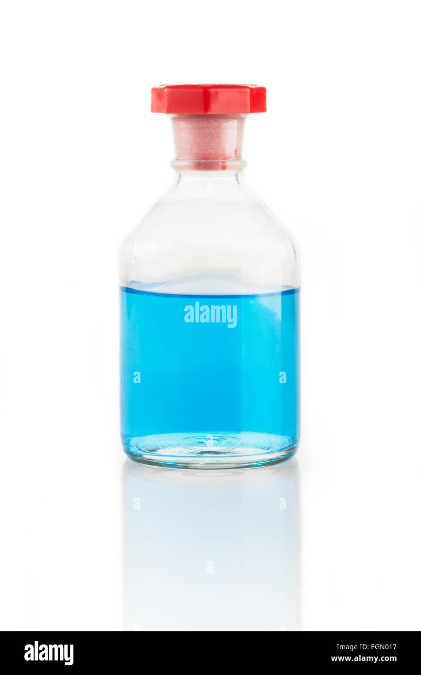 Durchsichtiger Glasflasche mit blauer Flüssigkeit und roten Stopfen. Stockfoto