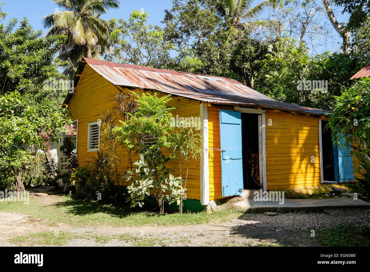 Eine typische grundlegende Holzhaus in einem ländlichen Dorf in der Nähe von Puerto Plata, Dominikanische Republik, karibische Archipel, West Indies Stockfoto