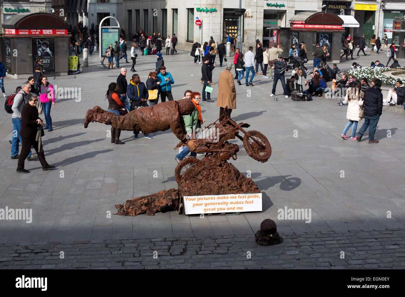 Puerta del Sol menschliche Statue Straßenkünstler Fahrrad Stockfoto