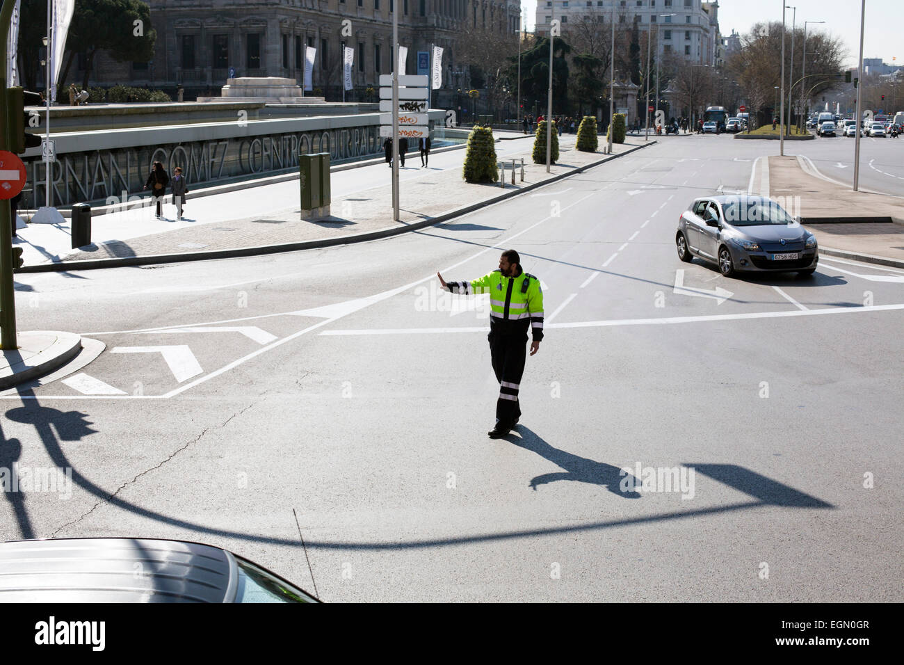 Verkehr Polizisten stoppen Straße hi-Vis Jacke Stockfoto