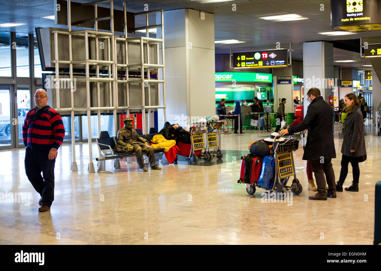 Madrid Flughafen Wagen Bank Schlaf Rest warten Reisen Stockfoto