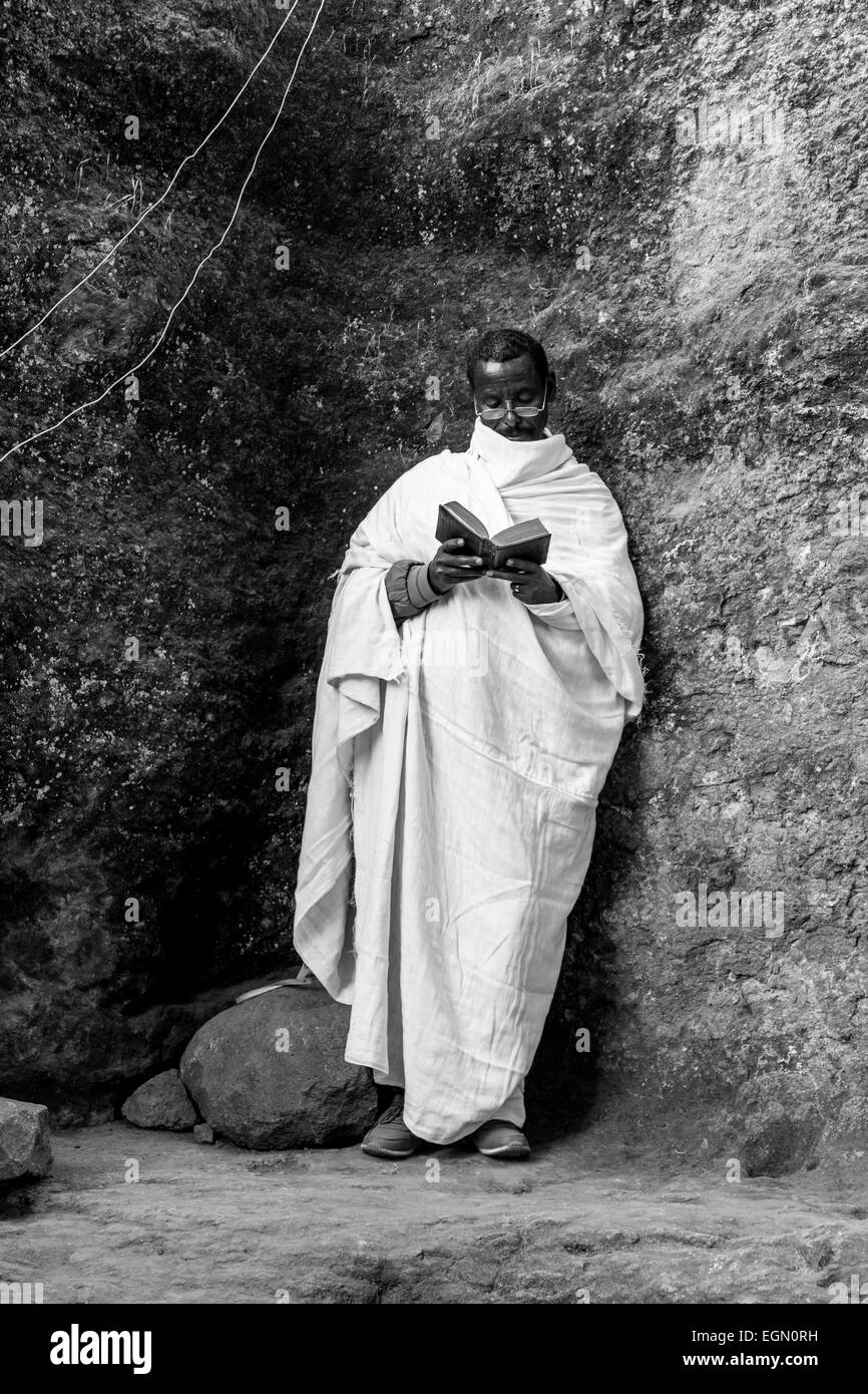 Christian Pilger am Beite Giyorgis (Saint-Georges) seine Bibellektüre, Lalibela, Äthiopien Stockfoto