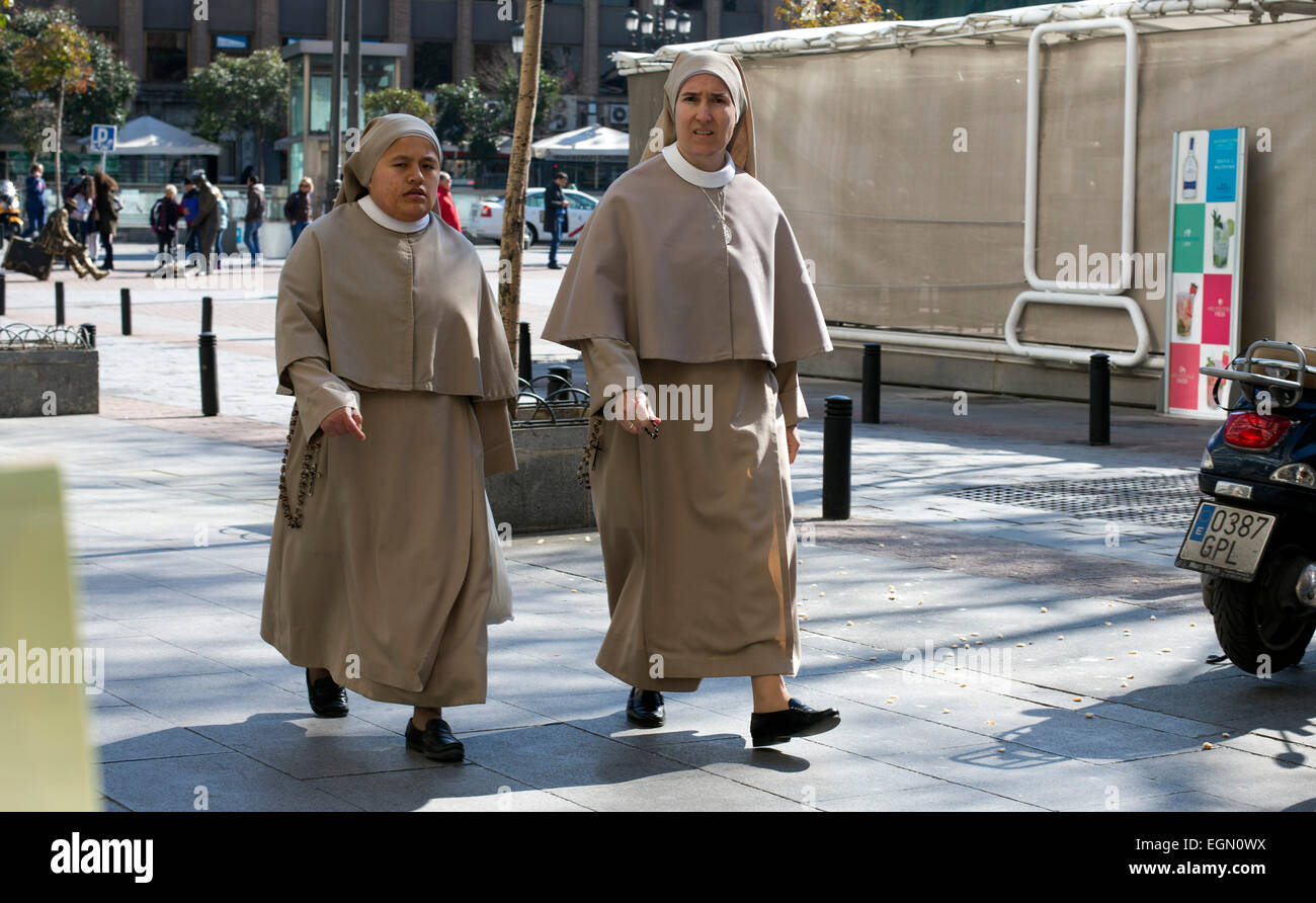 Zwei Nonnen schlendern Sie durch Madrid in Gewohnheiten Stockfoto