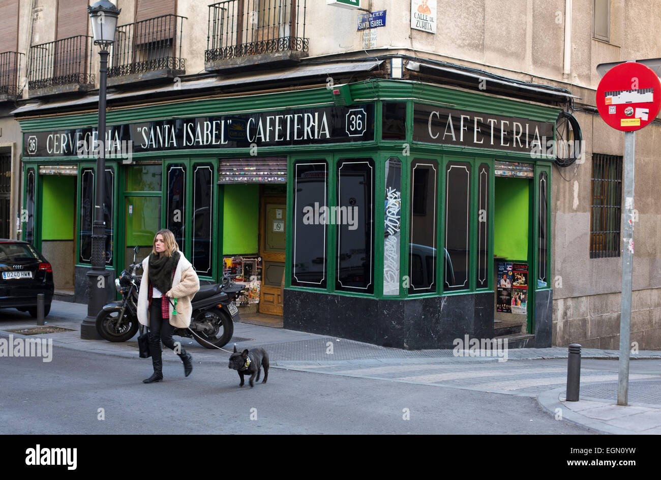 Santa Isabel Cafeteria Bar Café Frau Hund zu Fuß Stockfoto