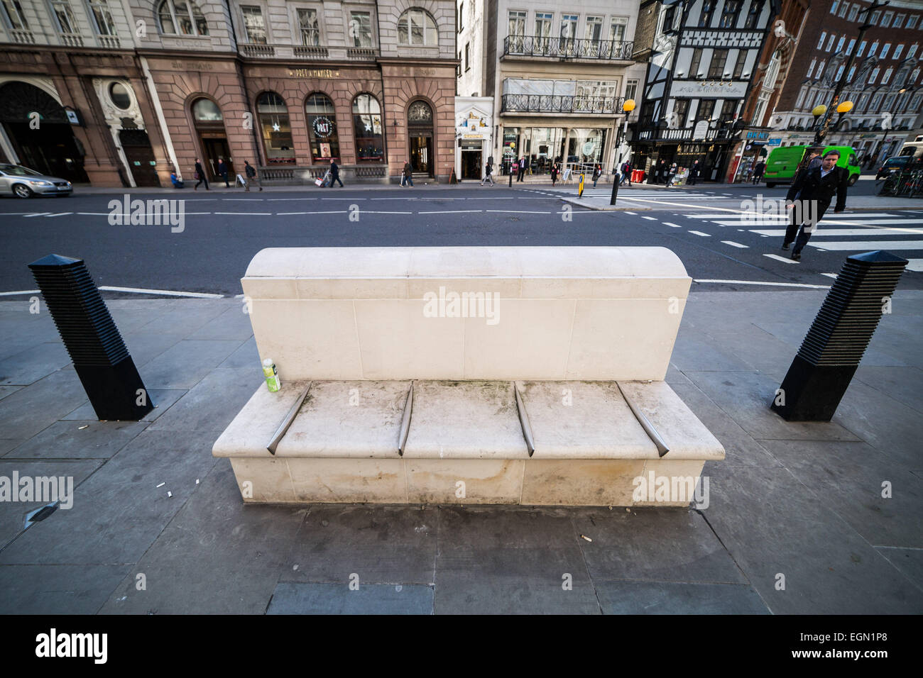 London, UK. 27. Februar 2015. Anti-Obdachlosen-Spikes weiterhin im Zentrum der Stadt Kredit steigen: Guy Corbishley/Alamy Live News Stockfoto