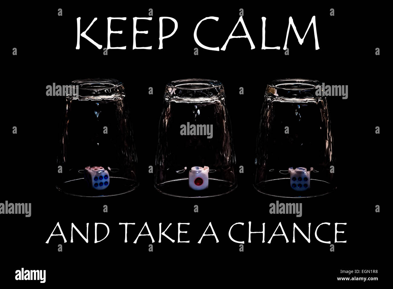 Detailansicht der drei umgestürzten Schnapsgläser mit Würfel, Fliesen oder stirbt in jedes Glas. Bewahren Sie die Ruhe und nutzen Sie die Chance. Stockfoto