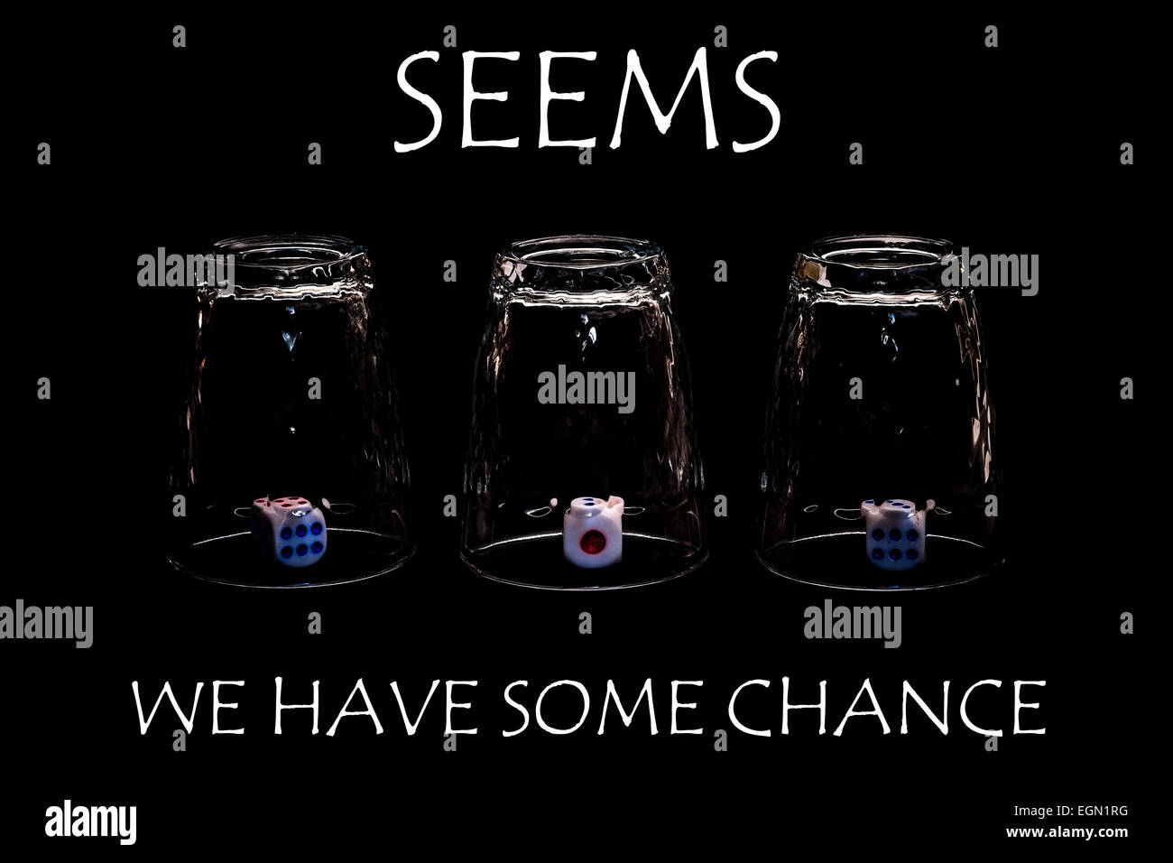 Detailansicht der drei umgestürzten Schnapsgläser mit Würfel, Fliesen oder stirbt in jedes Glas. Scheint, dass wir eine Chance haben. Stockfoto