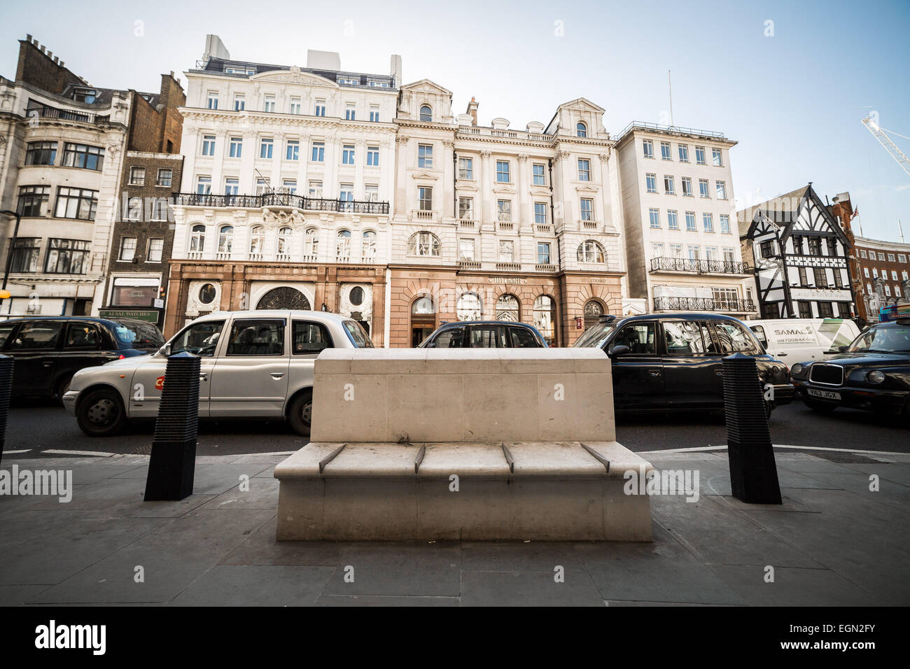 London, UK. 27. Februar 2015. Anti-Obdachlosen-Spikes weiterhin im Zentrum der Stadt Kredit steigen: Guy Corbishley/Alamy Live News Stockfoto