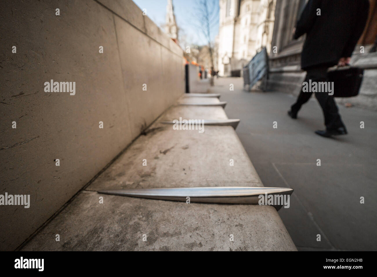 London, UK. 27. Februar 2015. Anti-Obdachlosen-Spikes weiterhin im Zentrum der Stadt Kredit steigen: Guy Corbishley/Alamy Live News Stockfoto
