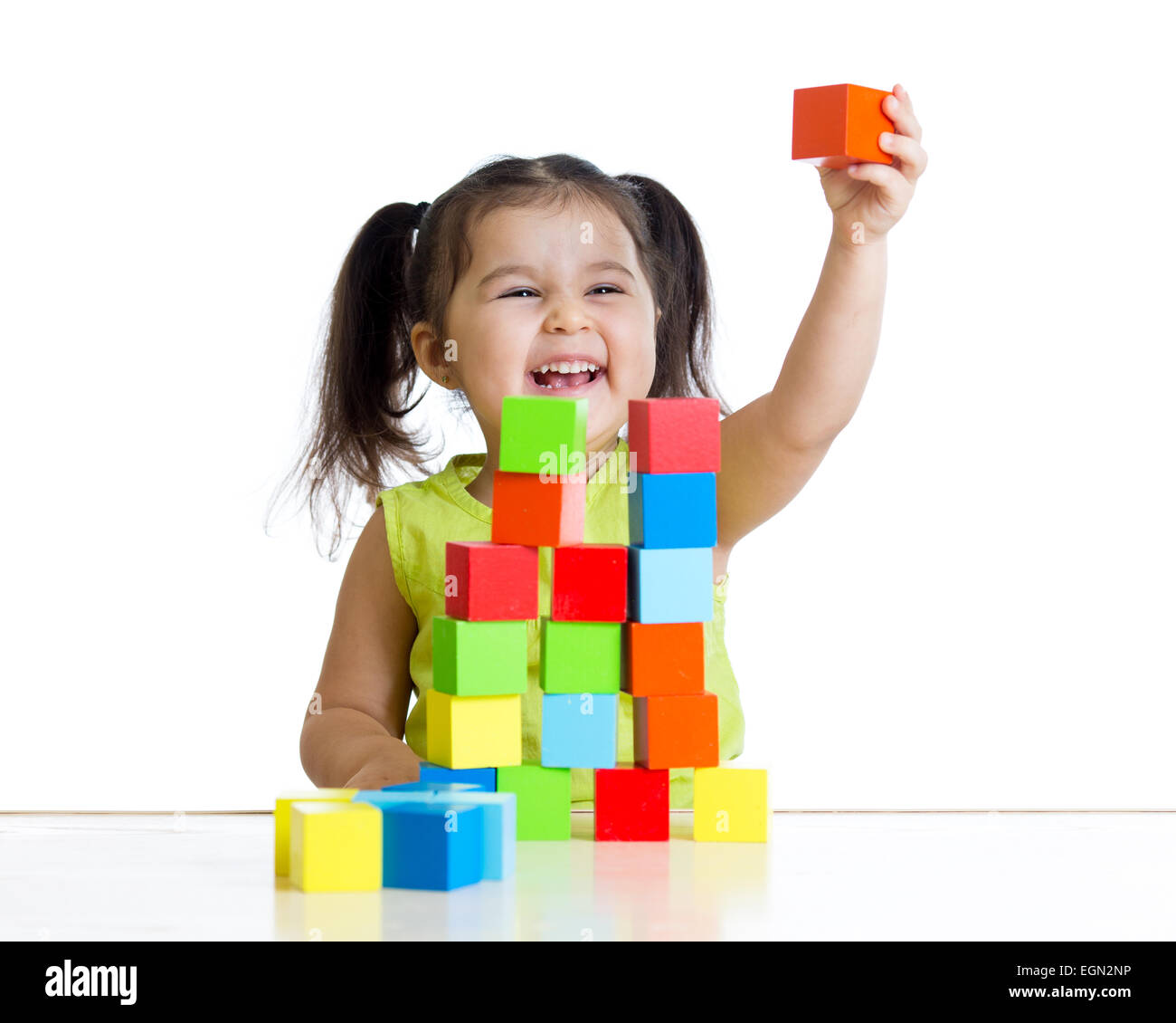 Kind spielt mit Bausteinen und zeigt rote Würfel Stockfoto
