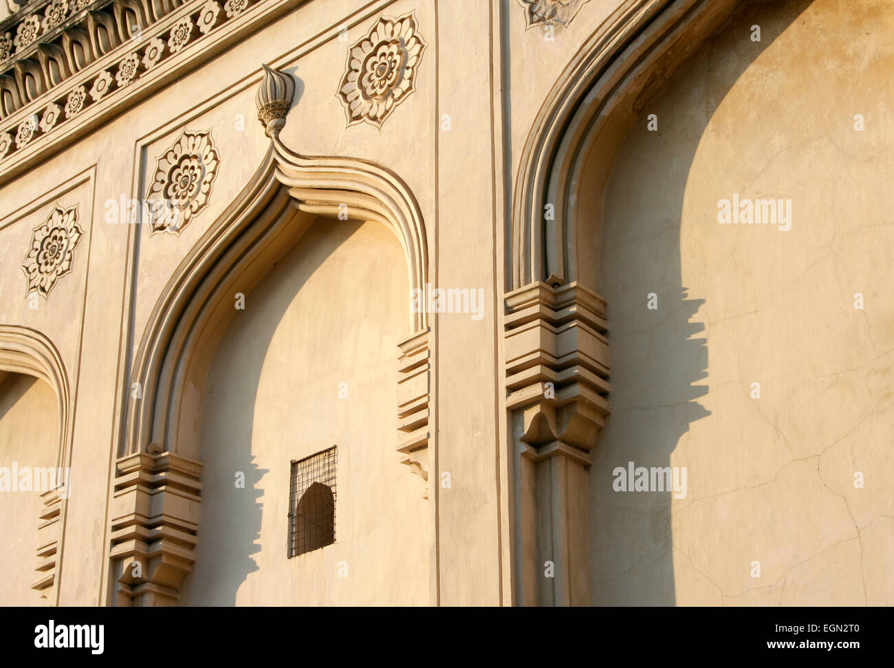 Qutub Shahi Dynastie architektonische Traditionen der Qutub Shahi Gräber erbaut im 16. Jh. in der Nähe von berühmten Golkonda Fort, Hyderabad, Indien. Stockfoto