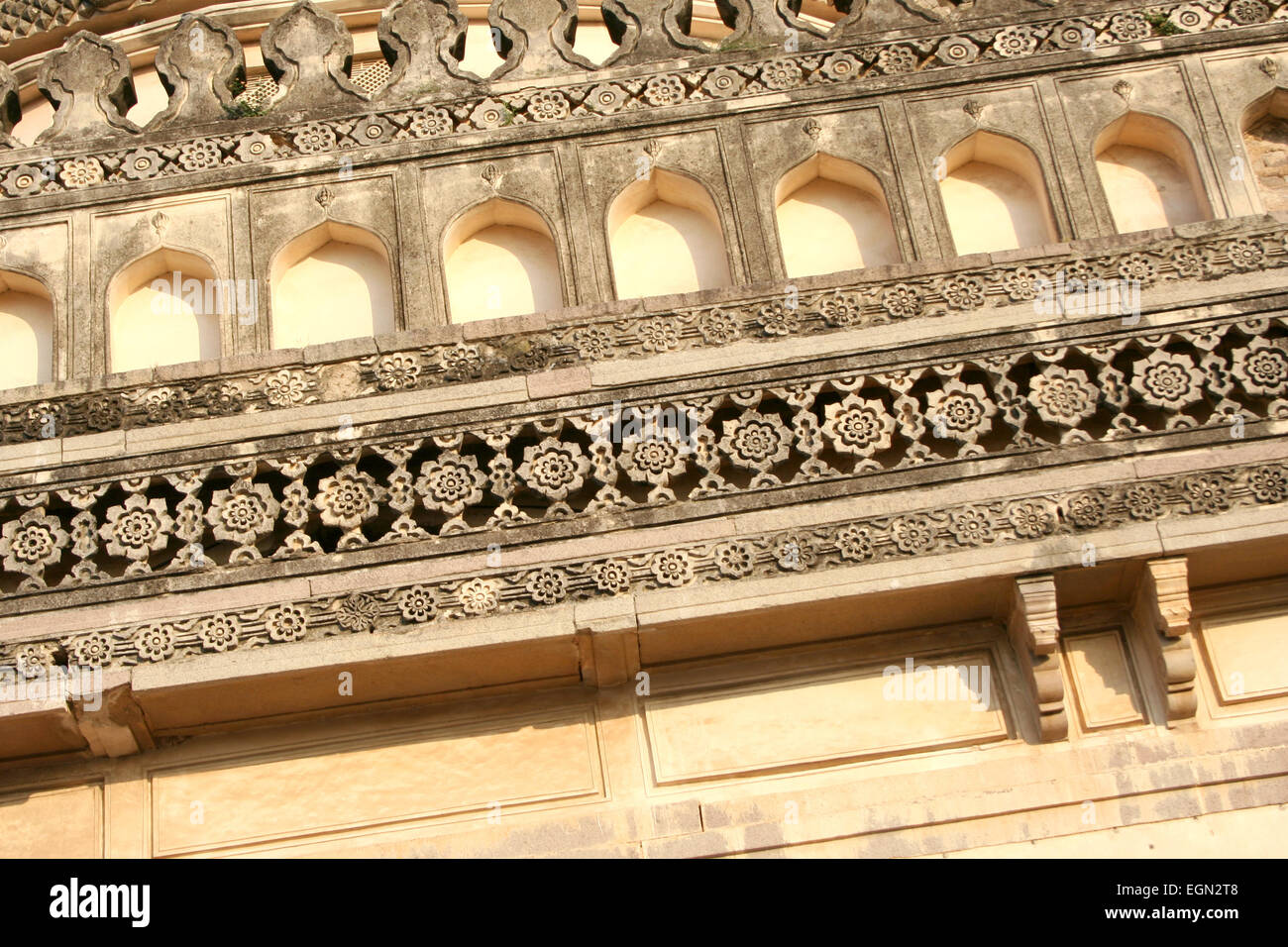 Qutub Shahi Dynastie architektonische Traditionen der Qutub Shahi Gräber erbaut im 16. Jh. in der Nähe von berühmten Golkonda Fort, Hyderabad, Indien. Stockfoto