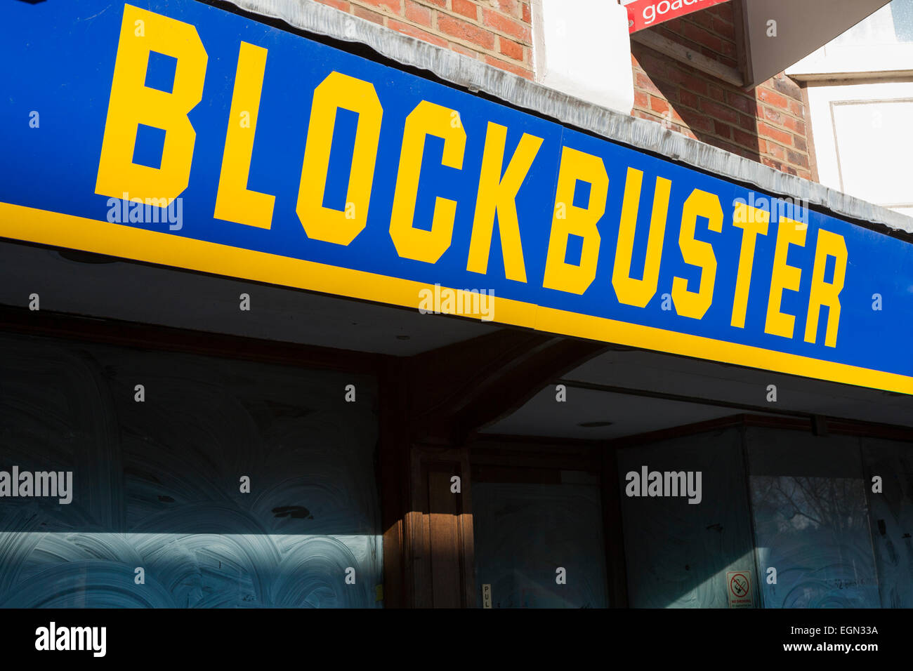 Geschlossen / geschlossen, Videothek, die Zugehörigkeit zu Blockbuster LLC auch bekannt als Blockbuster & früher Blockbuster Video Entertainment UK Stockfoto