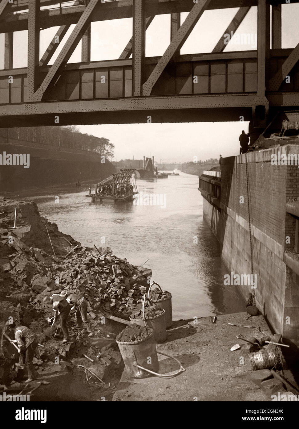 Hilfsarbeiter (Bauarbeiter) auf der Barton Aquädukt beim Bau des Manchester Ship Canal, Lancashire, 1890 Stockfoto