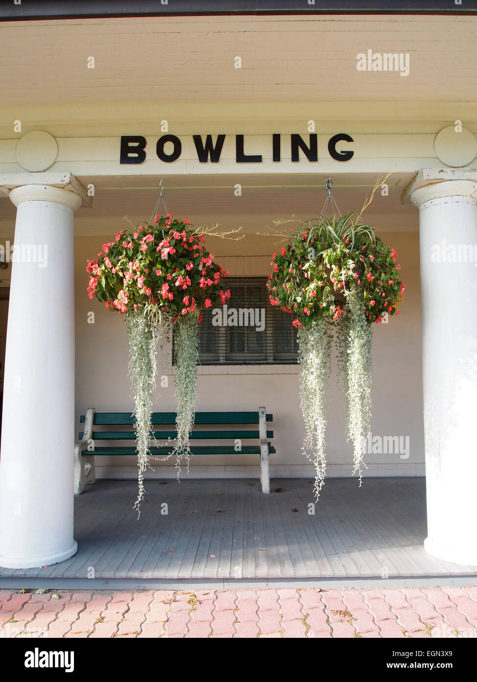 Zeichen für "Bowling" in West Toronto Bowling Club ikonischen Clubhaus – es ist im Stil eines klassischen griechischen Tempels Stockfoto