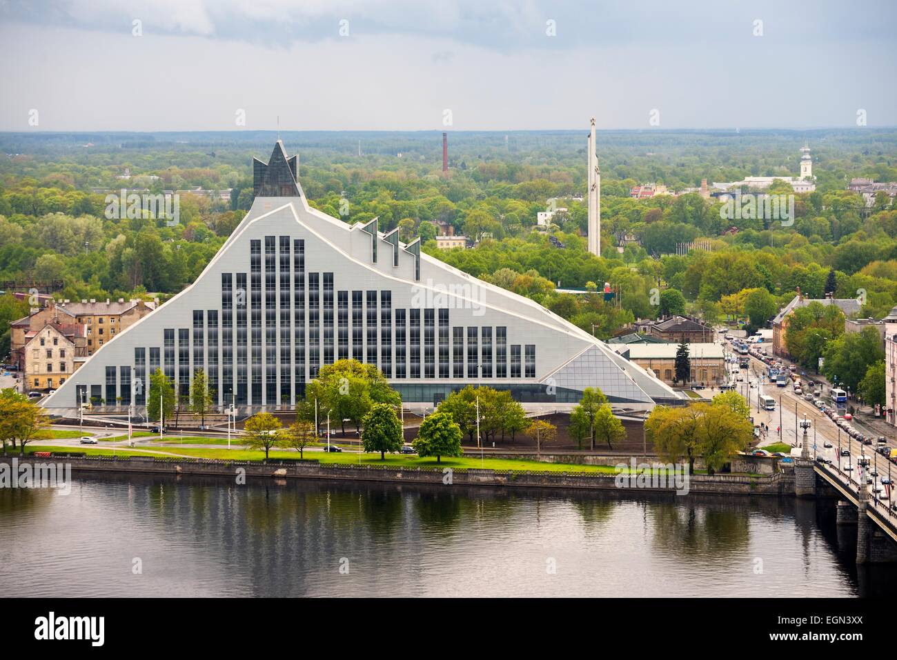 Riga, Lettland. Die lettische Nationalbibliothek nach Fertigstellung im Sommer 2014 gesehen. SW über die Daugava Stockfoto