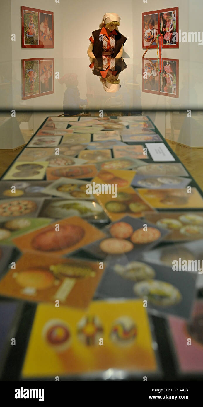 Cesky Krumlov, Tschechische Republik. 27. Februar 2015. Mehr als tausend Ostern Postkarten aus einer der größten Sammlungen auf dem alten Kontinent werden im Regionalmuseum in Český Krumlov ausgestellt. Das älteste, 1898. Die Postkarten wurden von Franz Salzmann der unteren österreichische Gemeinde Aschbach-Markt ausgeliehen. Ausstellung beginnt am 3. März. Postkarten sind in Cesky Krumlov, Tschechische Republik, 27. Februar 2015 abgebildet. © Vaclav Pancer/CTK Foto/Alamy Live-Nachrichten Stockfoto