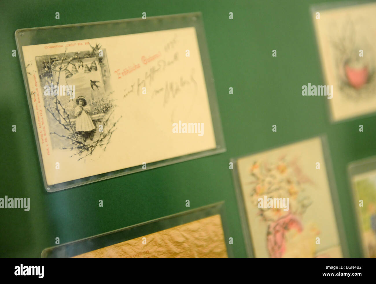 Cesky Krumlov, Tschechische Republik. 27. Februar 2015. Mehr als tausend Ostern Postkarten aus einer der größten Sammlungen auf dem alten Kontinent werden im Regionalmuseum in Český Krumlov ausgestellt. Das älteste, 1898. Die Postkarten wurden von Franz Salzmann der unteren österreichische Gemeinde Aschbach-Markt ausgeliehen. Ausstellung beginnt am 3. März. Postkarten sind in Cesky Krumlov, Tschechische Republik, 27. Februar 2015 abgebildet. © Vaclav Pancer/CTK Foto/Alamy Live-Nachrichten Stockfoto