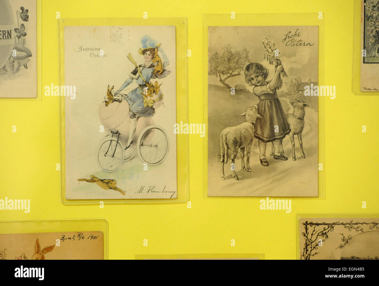 Cesky Krumlov, Tschechische Republik. 27. Februar 2015. Mehr als tausend Ostern Postkarten aus einer der größten Sammlungen auf dem alten Kontinent werden im Regionalmuseum in Český Krumlov ausgestellt. Das älteste, 1898. Die Postkarten wurden von Franz Salzmann der unteren österreichische Gemeinde Aschbach-Markt ausgeliehen. Ausstellung beginnt am 3. März. Postkarten sind in Cesky Krumlov, Tschechische Republik, 27. Februar 2015 abgebildet. © Vaclav Pancer/CTK Foto/Alamy Live-Nachrichten Stockfoto