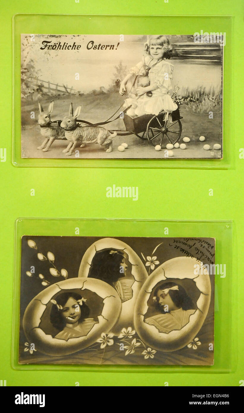 Cesky Krumlov, Tschechische Republik. 27. Februar 2015. Mehr als tausend Ostern Postkarten aus einer der größten Sammlungen auf dem alten Kontinent werden im Regionalmuseum in Český Krumlov ausgestellt. Das älteste, 1898. Die Postkarten wurden von Franz Salzmann der unteren österreichische Gemeinde Aschbach-Markt ausgeliehen. Ausstellung beginnt am 3. März. Postkarten sind in Cesky Krumlov, Tschechische Republik, 27. Februar 2015 abgebildet. © Vaclav Pancer/CTK Foto/Alamy Live-Nachrichten Stockfoto