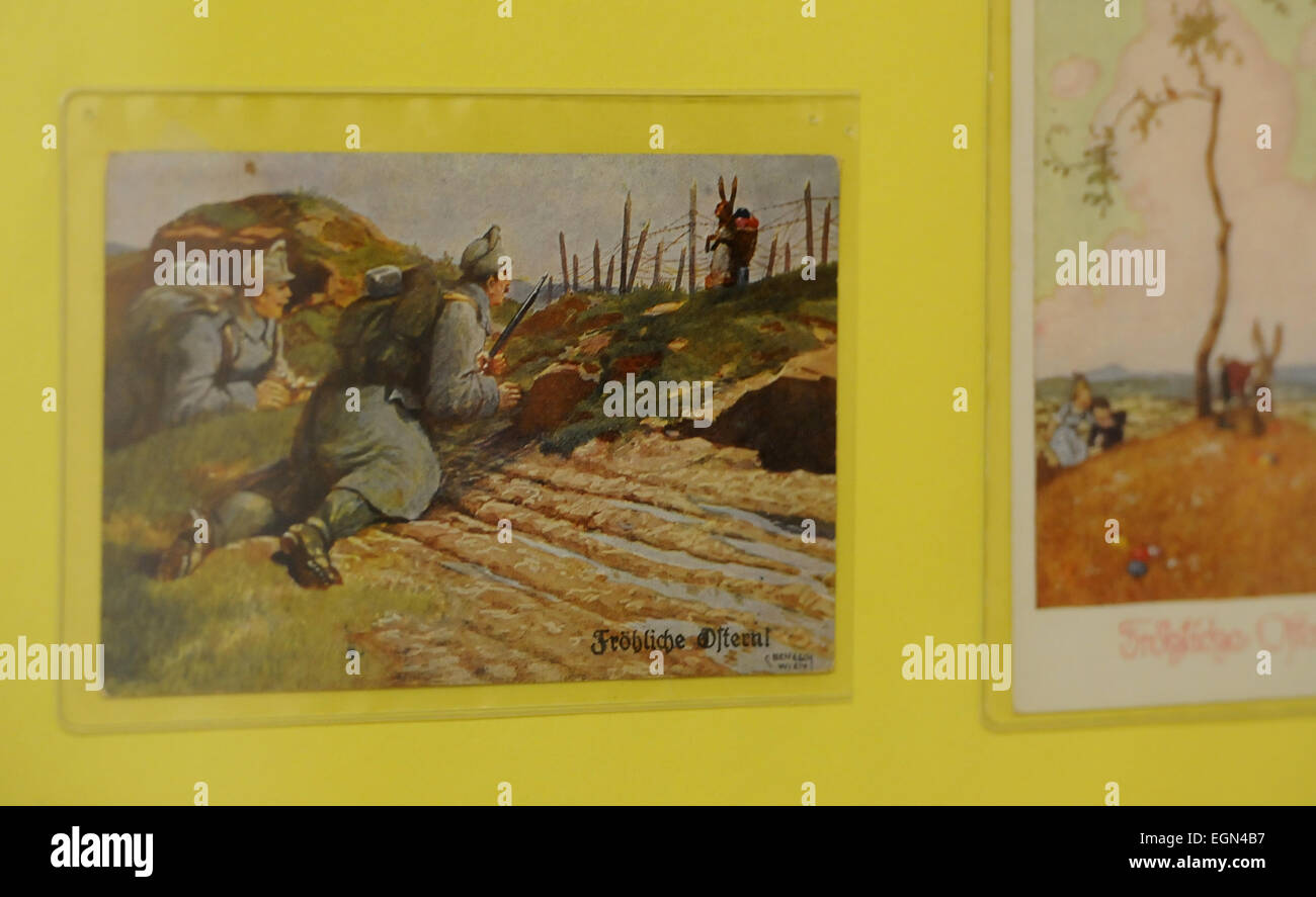 Cesky Krumlov, Tschechische Republik. 27. Februar 2015. Mehr als tausend Ostern Postkarten aus einer der größten Sammlungen auf dem alten Kontinent werden im Regionalmuseum in Český Krumlov ausgestellt. Das älteste, 1898. Die Postkarten wurden von Franz Salzmann der unteren österreichische Gemeinde Aschbach-Markt ausgeliehen. Ausstellung beginnt am 3. März. Postkarten sind in Cesky Krumlov, Tschechische Republik, 27. Februar 2015 abgebildet. © Vaclav Pancer/CTK Foto/Alamy Live-Nachrichten Stockfoto