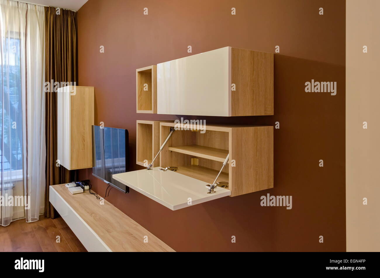 Schrank An Die Wand Hängen Hängeschrank -Fotos und -Bildmaterial in hoher Auflösung – Alamy