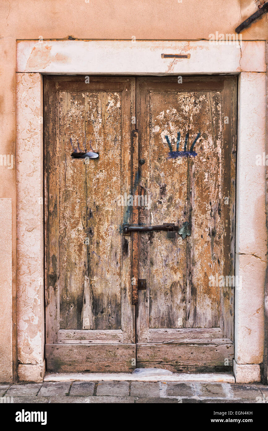 Alte Holztür in einem Steinhaus Italienisch Stockfoto