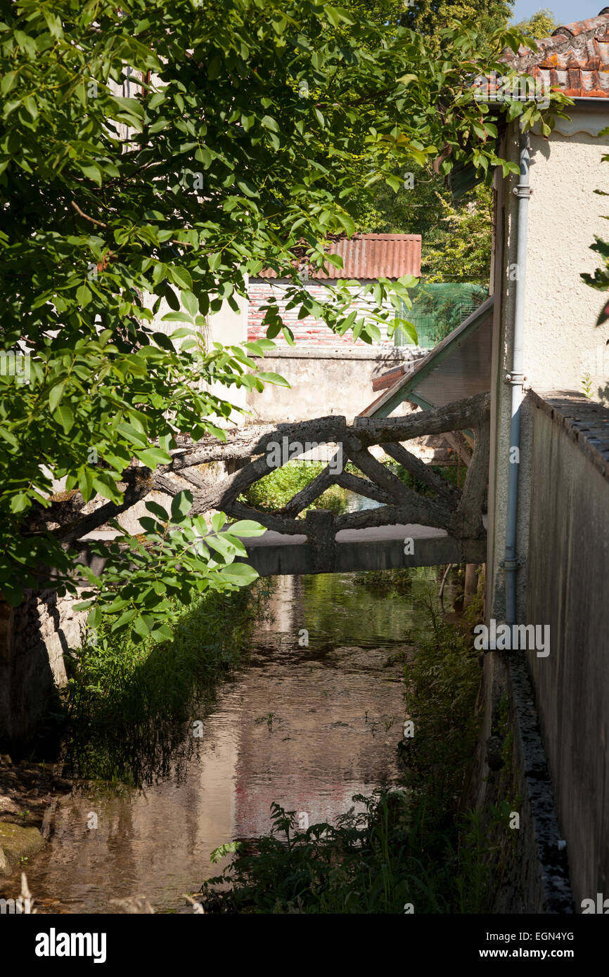 Holzbrücke über Stream vor Haus in Frankreich Stockfoto