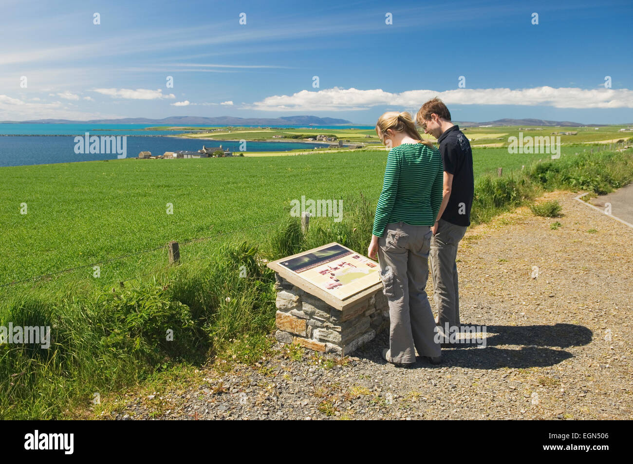 Touristen, die gerne an ein Information Panel, Orkney Inseln, Schottland. Stockfoto