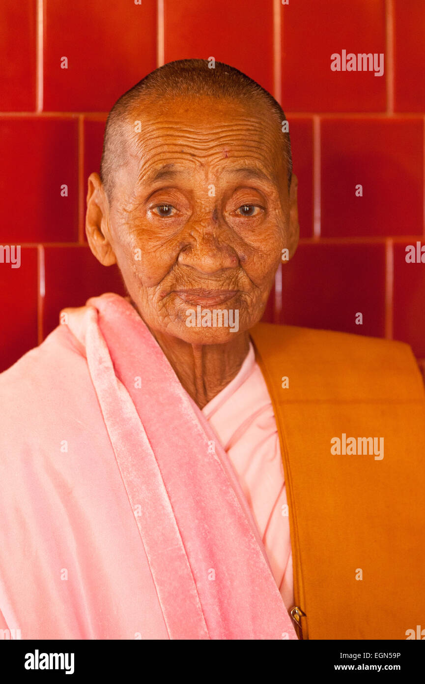 Kopf und Schultern Porträt eines älteren buddhistische Nonne, Mandalay, Myanmar (Burma), Asien Stockfoto