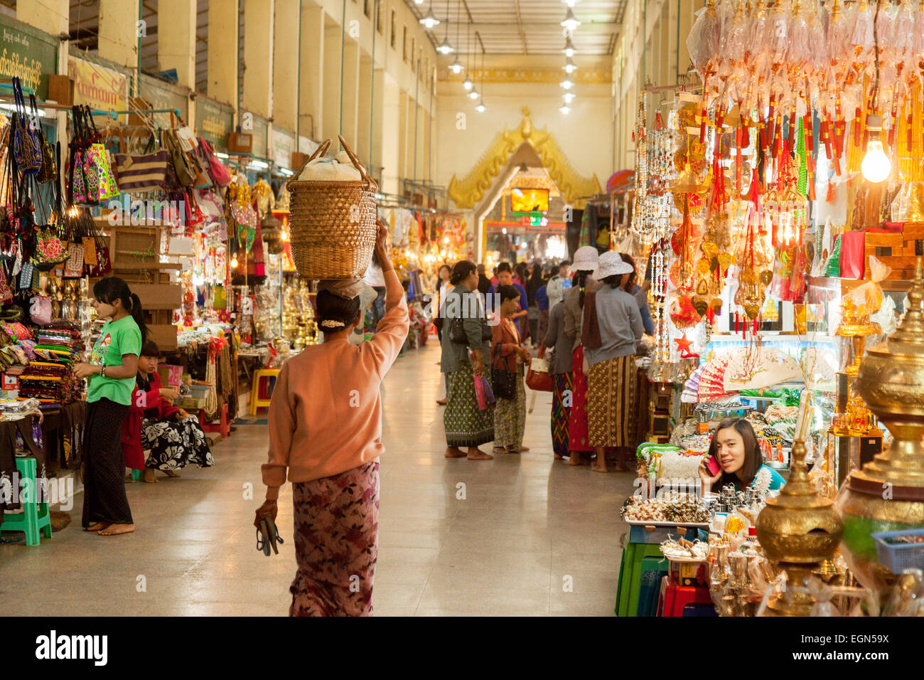 Menschen beim Einkaufen an Marktständen in der Mahamuni-Buddha-Tempel, Mandalay, Myanmar (Burma), Asien Stockfoto