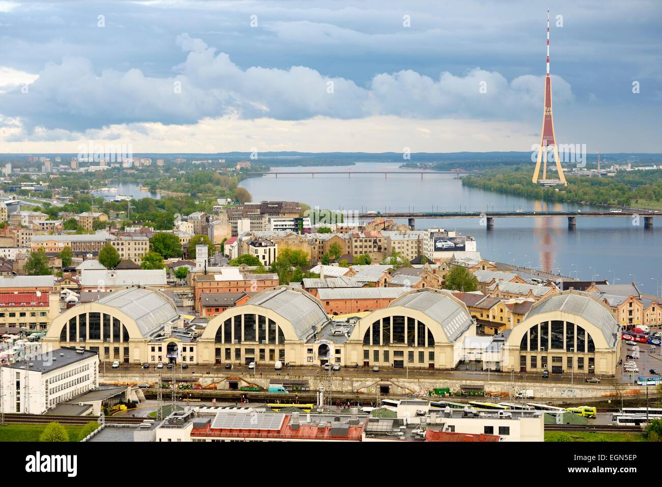 Riga, Lettland. Südlich der Düna Fluss zum Fernsehturm. 4 WW1 Zeppelin Hangars jetzt die Stadt Markt Centraltirgus Stockfoto