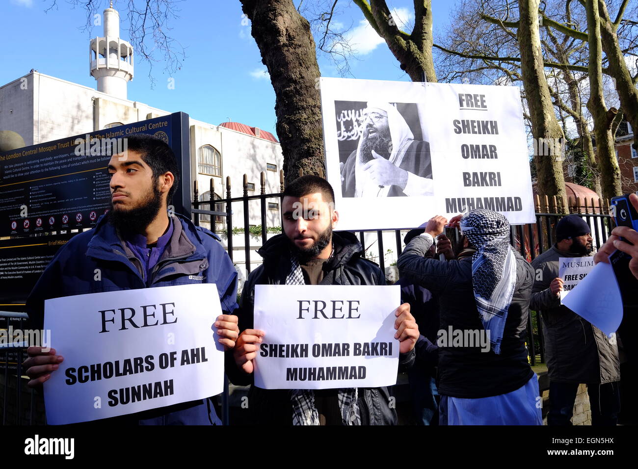 London, UK. 27. Februar 2015. Anjem Choudary und assoziierten Unternehmen, einschließlich Abu Baraa halten Demo 'Auf Nachfrage Release von Scheich Omar Bakri Muhammad'. Bildnachweis: Rachel Megawhat/Alamy Live-Nachrichten Stockfoto