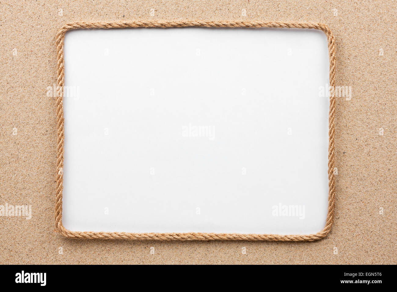 Gestell aus Seil mit einem weißen Hintergrund auf dem Sand, mit Platz für Ihren text Stockfoto