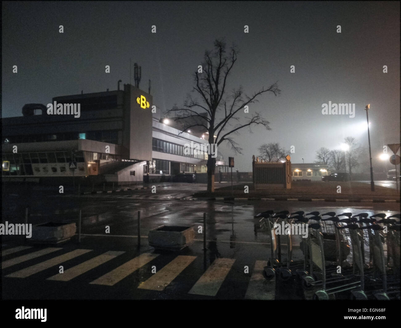 Kiew, Ukraine. 26. Februar 2015. Wüste Terminal B Boryspil Flughafen bei Nacht. Dieser Anschluss dient ukrainischen Inlandsflüge. In Reaktion auf die Krise und die Feindseligkeiten im Osten des Landes ist die Anzahl der Passagiere dramatisch zurückgegangen. Bildnachweis: Igor Golovnov/Alamy Live-Nachrichten Stockfoto