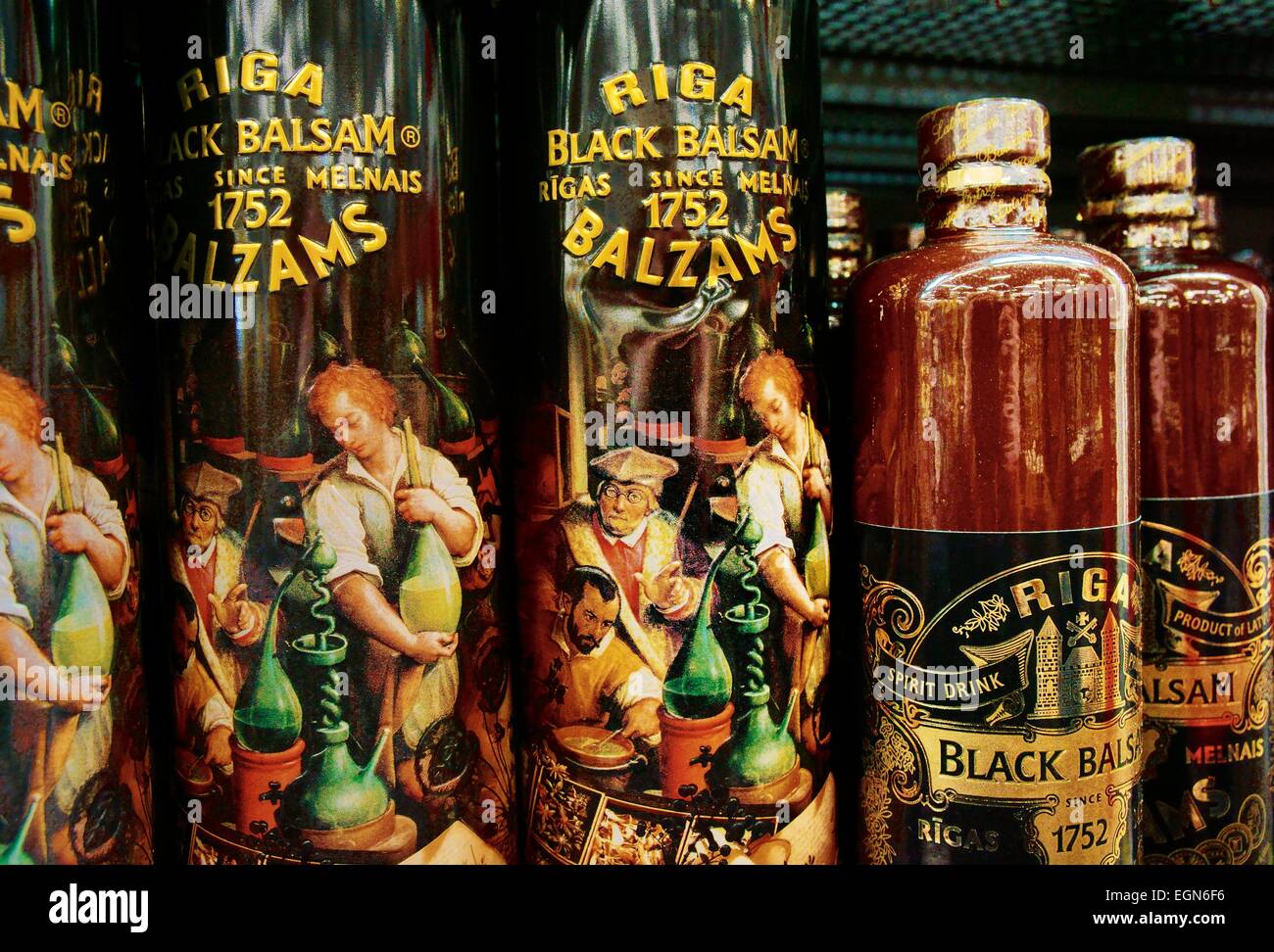 Riga Lettland. Lagern Sie Flaschen des Rigaer schwarzer Balsam traditionelle lettische Kräuterwodka Likör auf Verkauf in Riga Stockfoto
