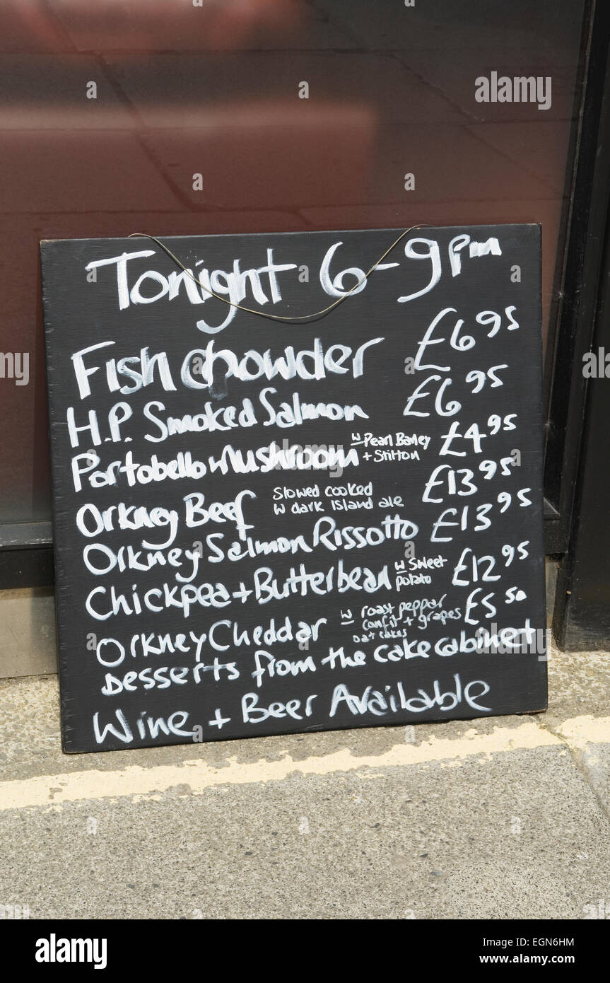 Speisekarte an Bord vor einem Restaurant in Kirkwall, Orkney Inseln, Schottland. Stockfoto