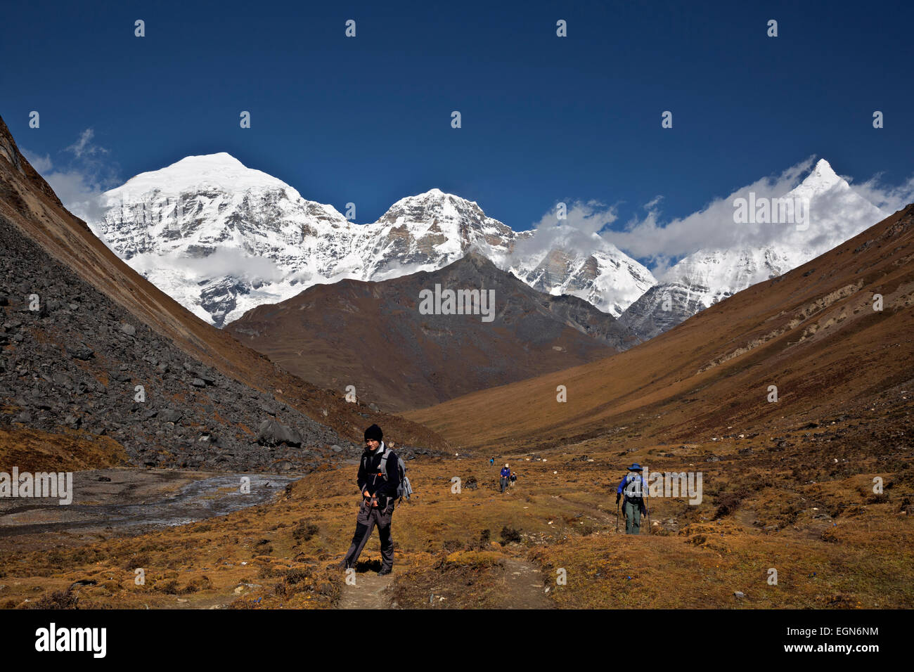 BHUTAN - Gembo, Assistant-Guide, führt eine Gruppe von Wanderern hinauf in Richtung La Bhonte, der Höhepunkt des Jhomolhari Trek 2. Stockfoto