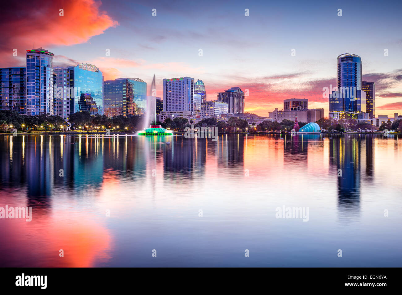 Skyline von Orlando, Florida, USA am Lake Eola. Stockfoto